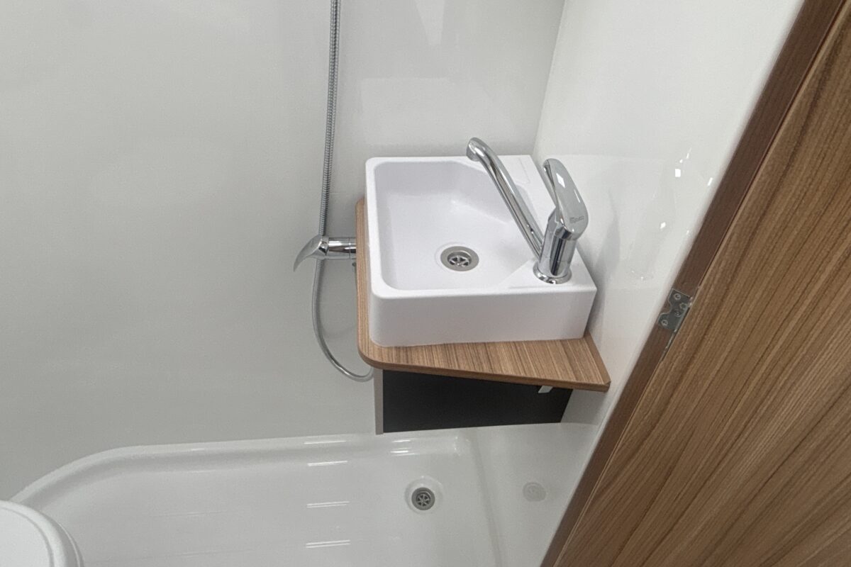 2026 Bailey Discovery D4-2 shower