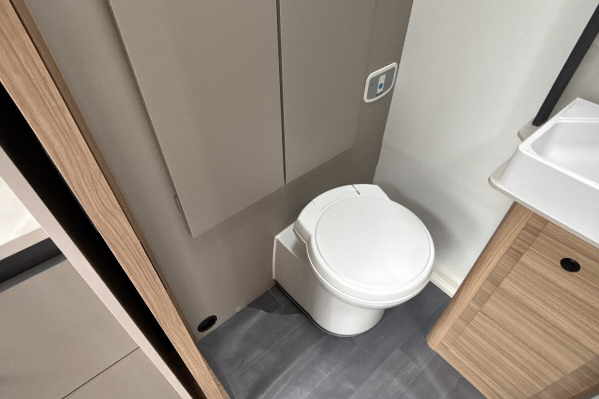 2026 Bailey Phoenix 420 Black Edition washroom