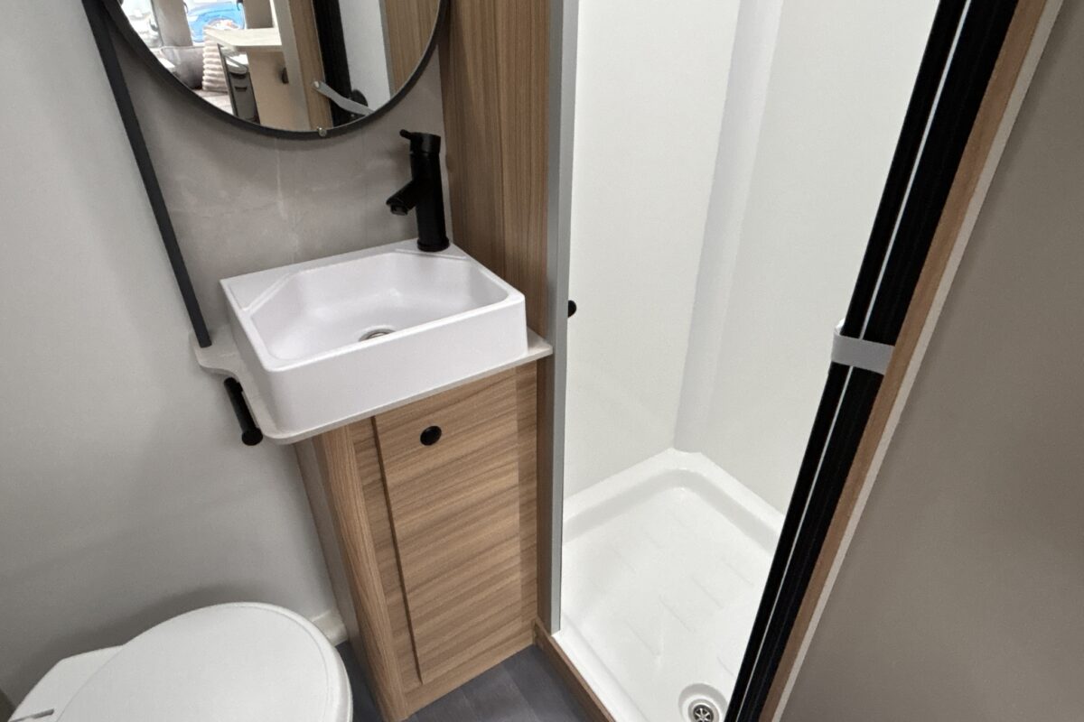2026 Bailey Phoenix 420 Black Edition shower