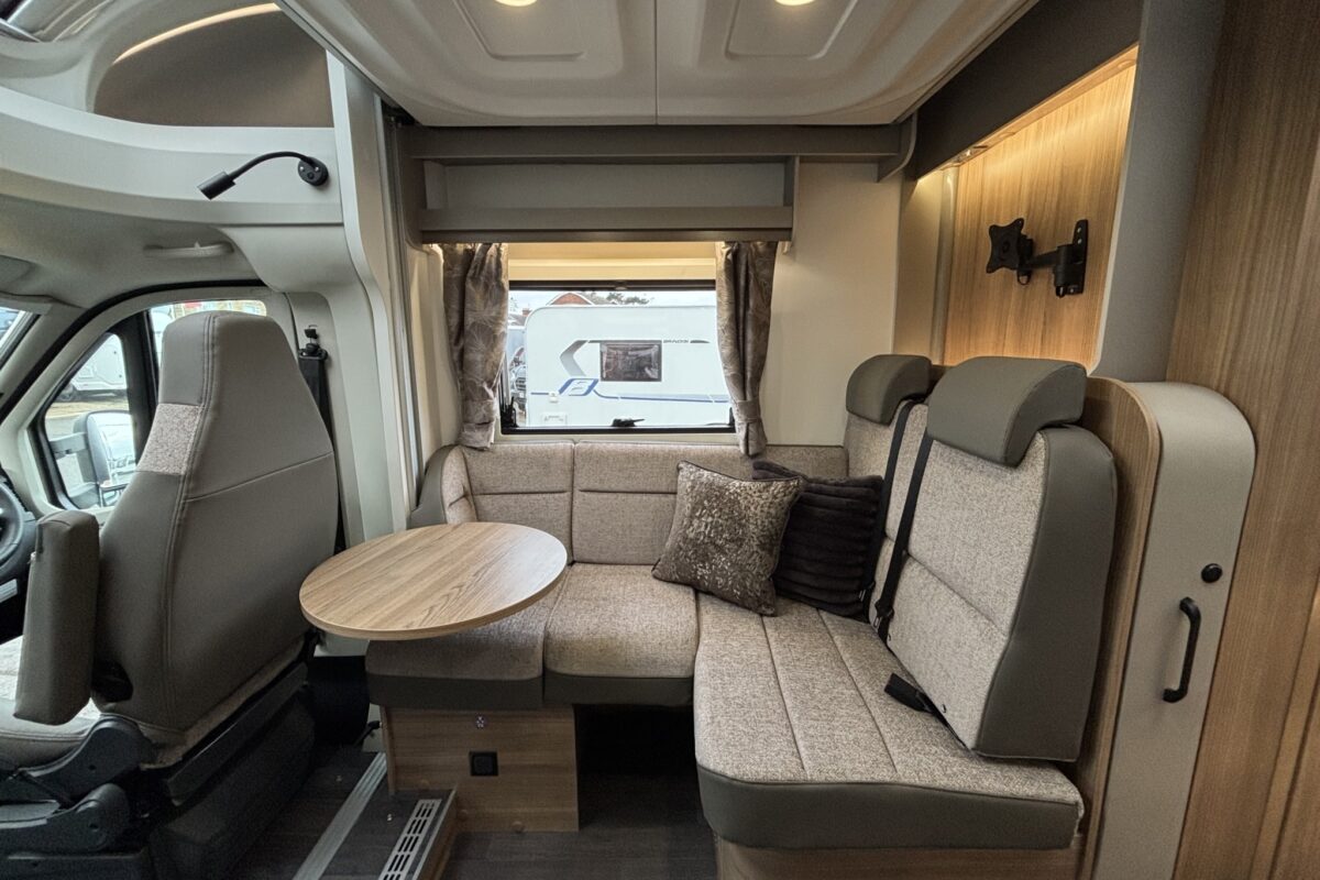 New Bailey Autograph 81-5 2026 lounge offside