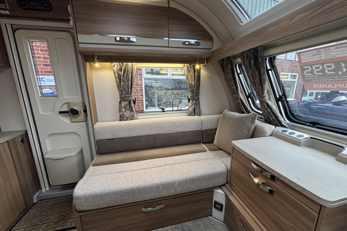 Swift Challenger 560 2022 NEARSIDE LOUNGE