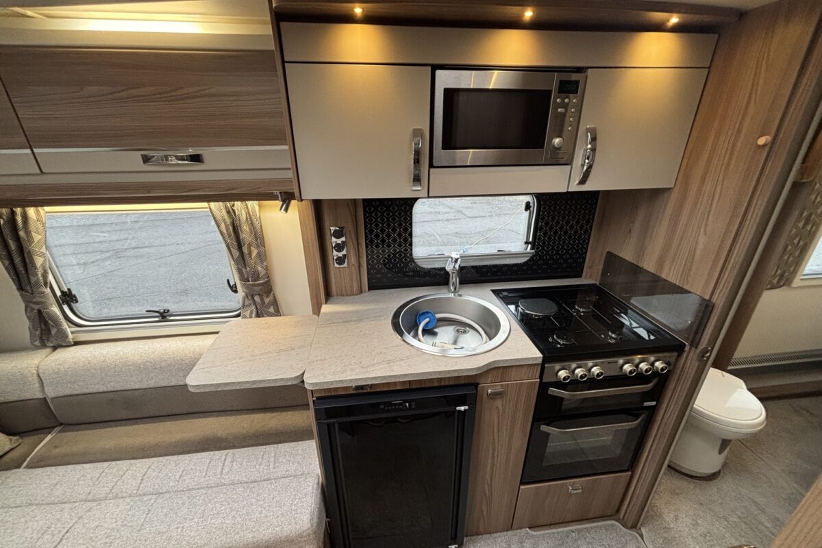 Swift Challenger 560 2022 KITCHEN