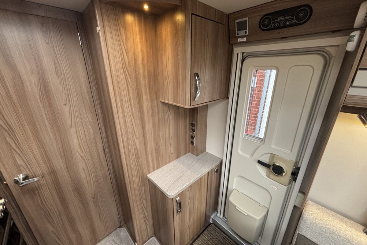 Swift Challenger 560 2022 ENTRANCE