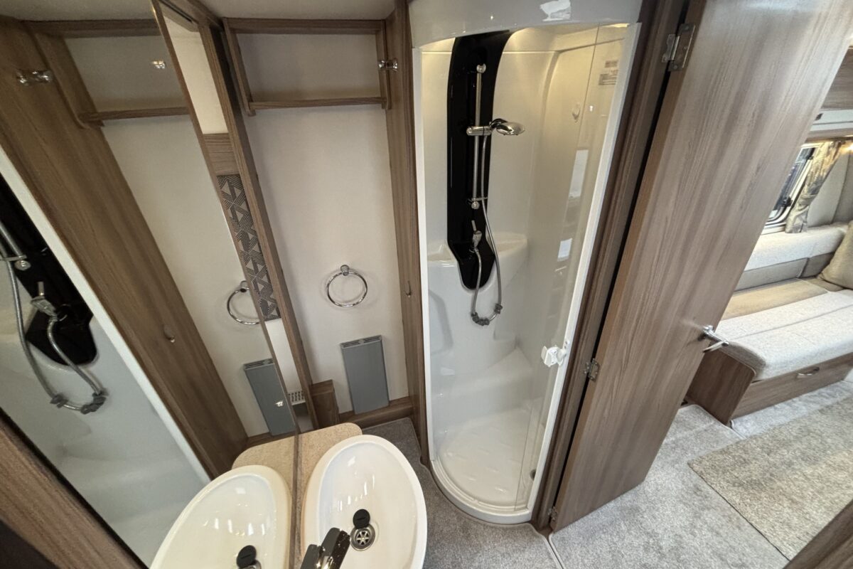 Swift Challenger 560 2022 SHOWER