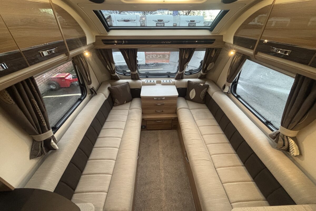 Swift Conqueror 530 2016 LOUNGE