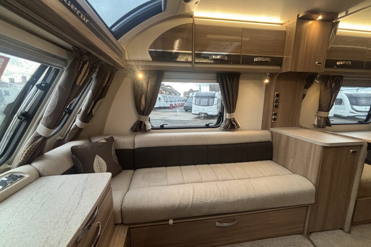 Swift Conqueror 530 2016 OFFSIDE LOUNGE