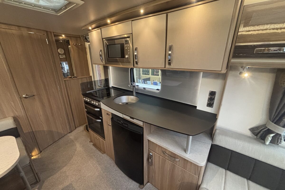 Swift Conqueror 530 2016 KITCHEN