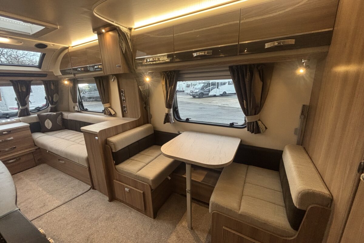 Swift Conqueror 530 2016 DINETTE