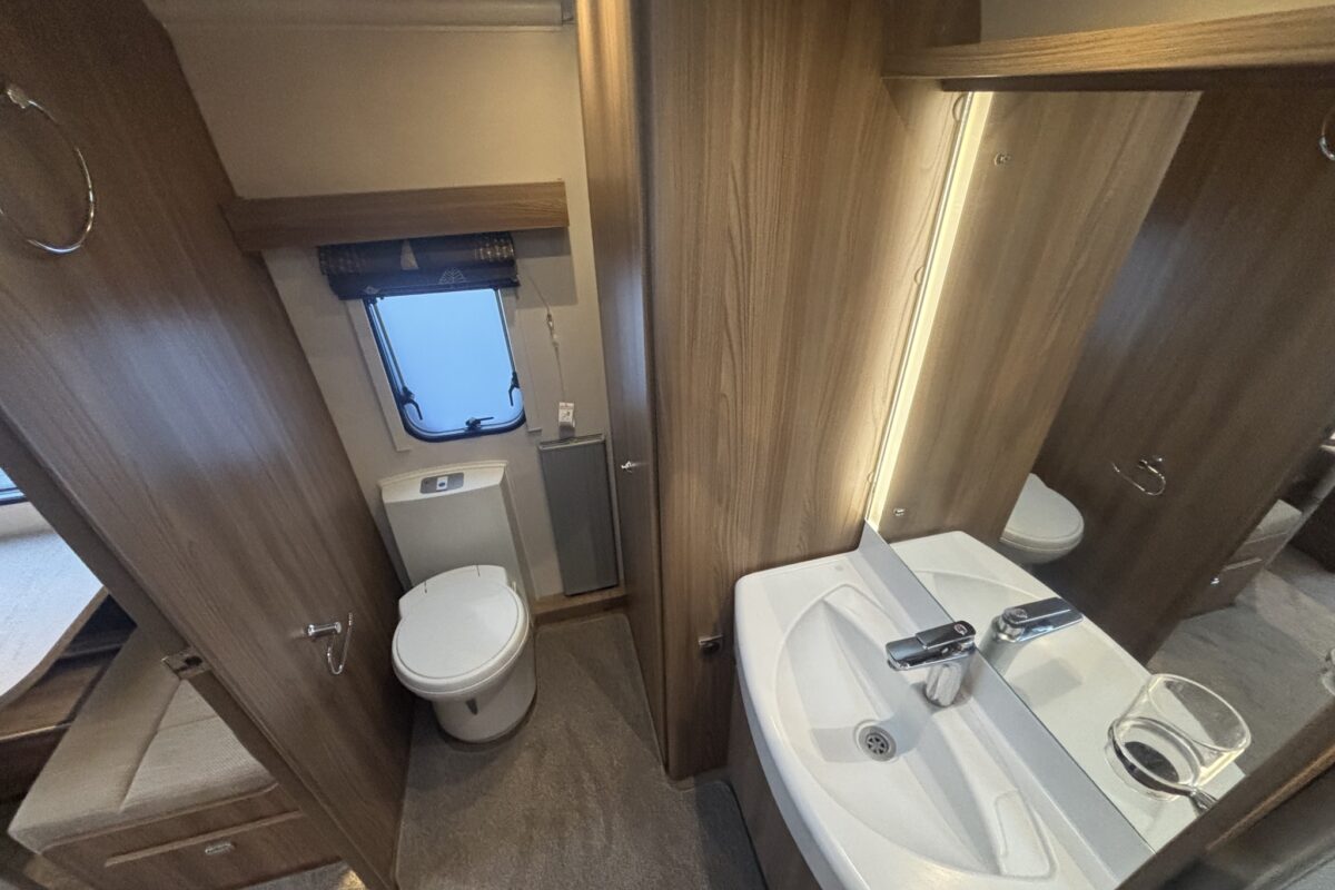 Swift Conqueror 530 2016 WASHROOM