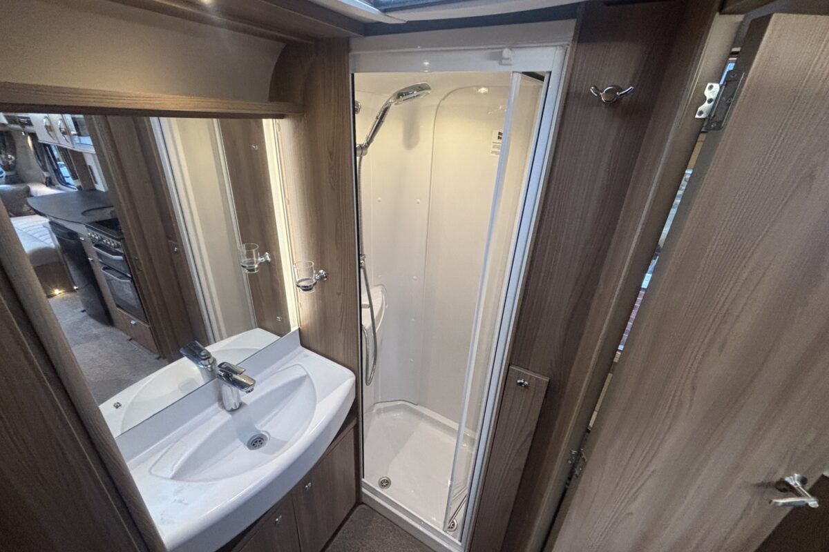 Swift Conqueror 530 2016 TOILET & WARDROBE