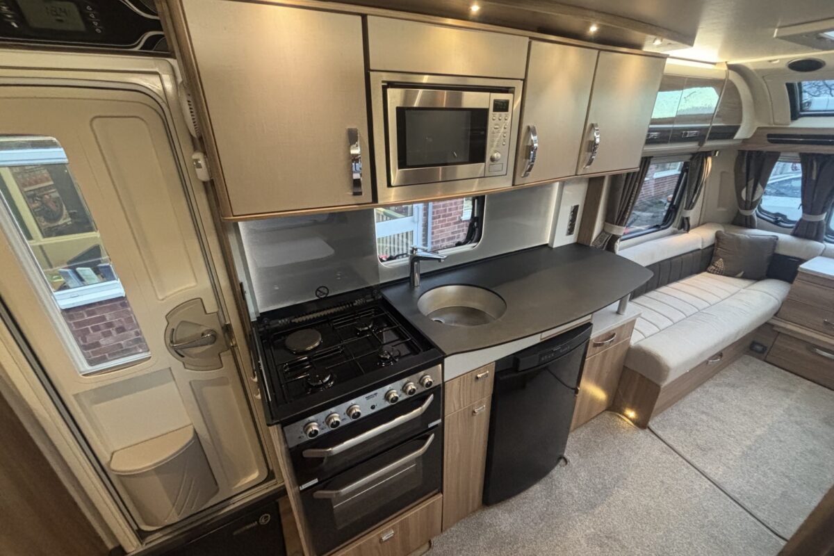 Swift Conqueror 530 2016 KITCHEN