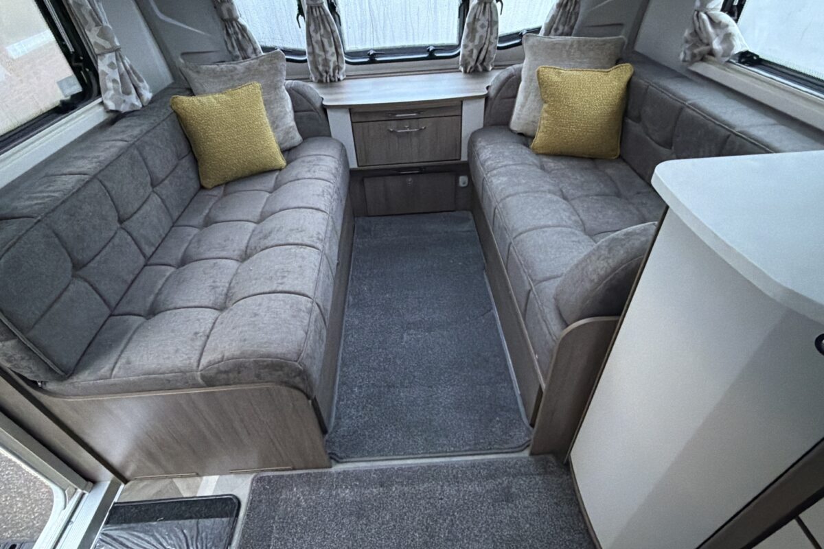 26 Coachman VIP 575 front seating