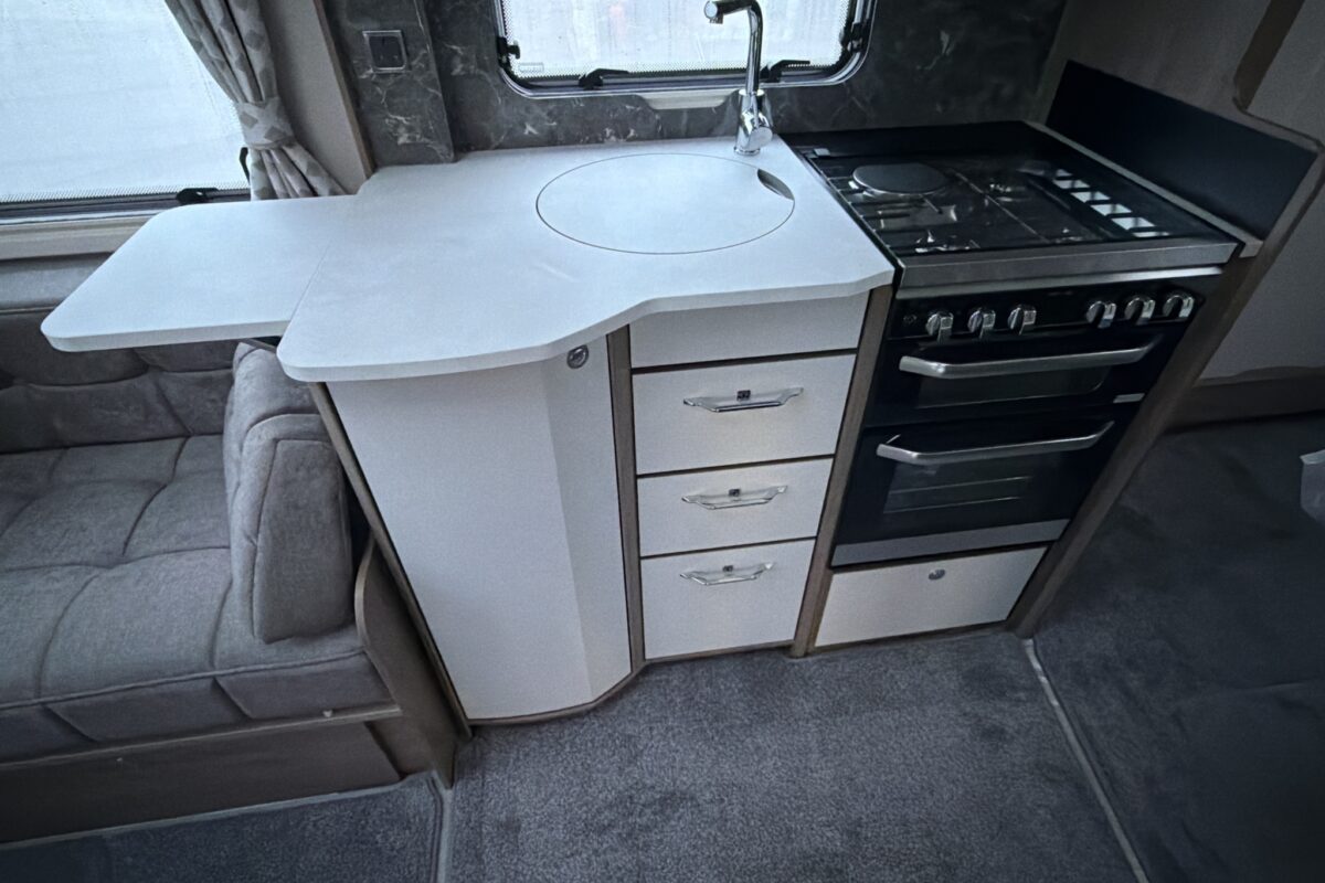 26 Coachman VIP 575 kitchen