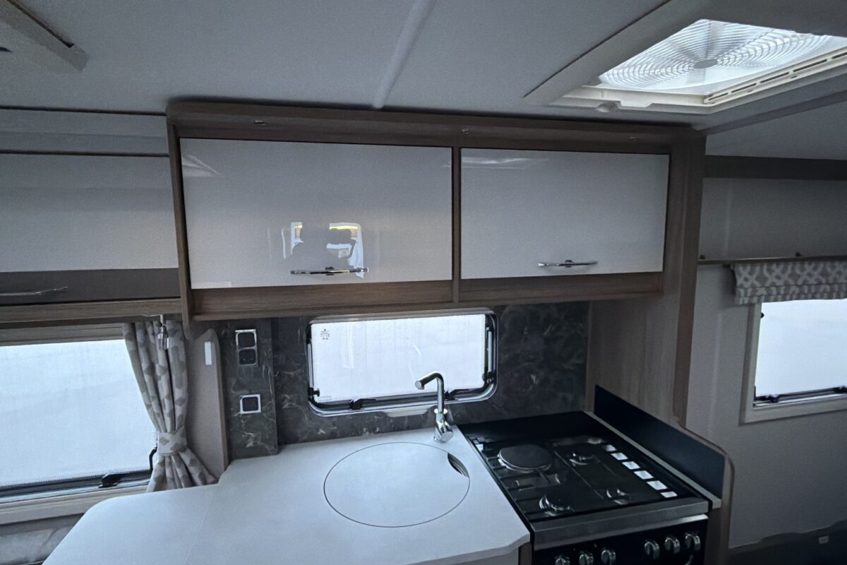 26 Coachman VIP 575 kitchen lockers