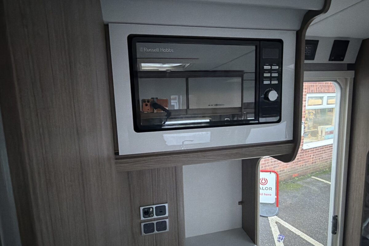 26 Coachman VIP 575 fitted microwave