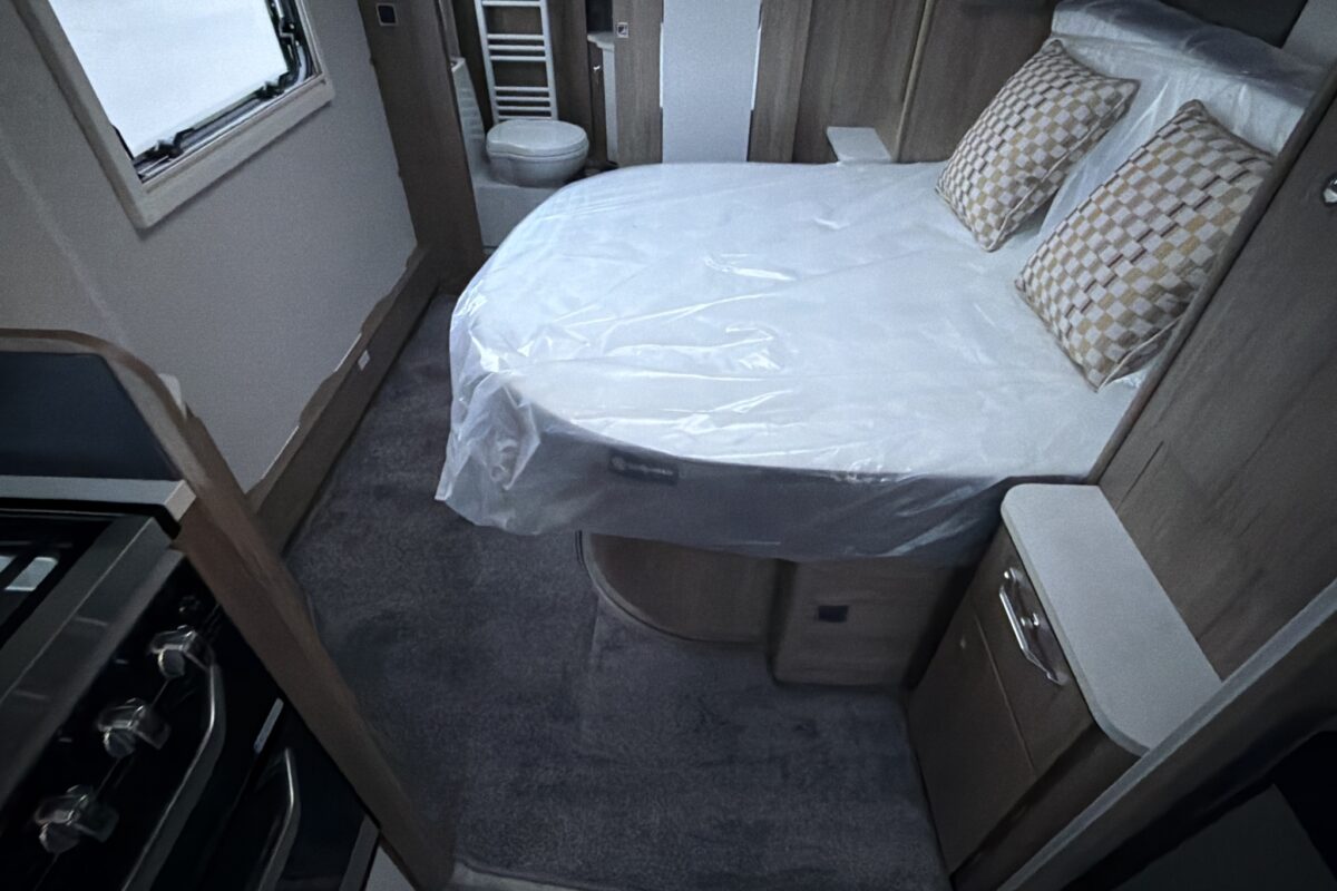 26 Coachman VIP 575 fixed transverse island bed
