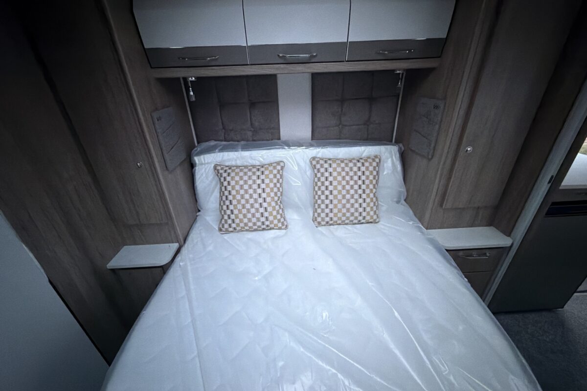 26 Coachman VIP 575 fixed transverse island bed