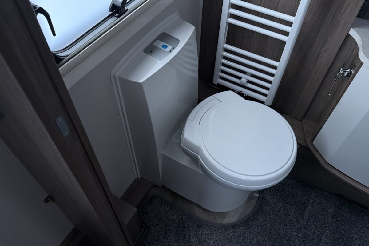 26 Coachman VIP 575 electric flush toilet
