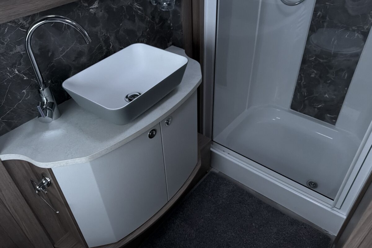 26 Coachman VIP 575 washroom