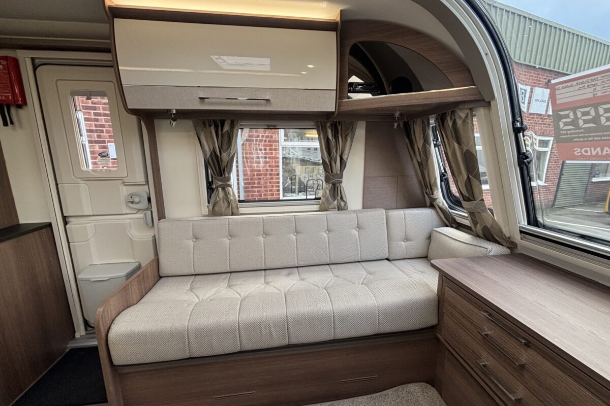 2021 Bailey Unicorn Pamplona Black Edition NEARSIDE LOUNGE