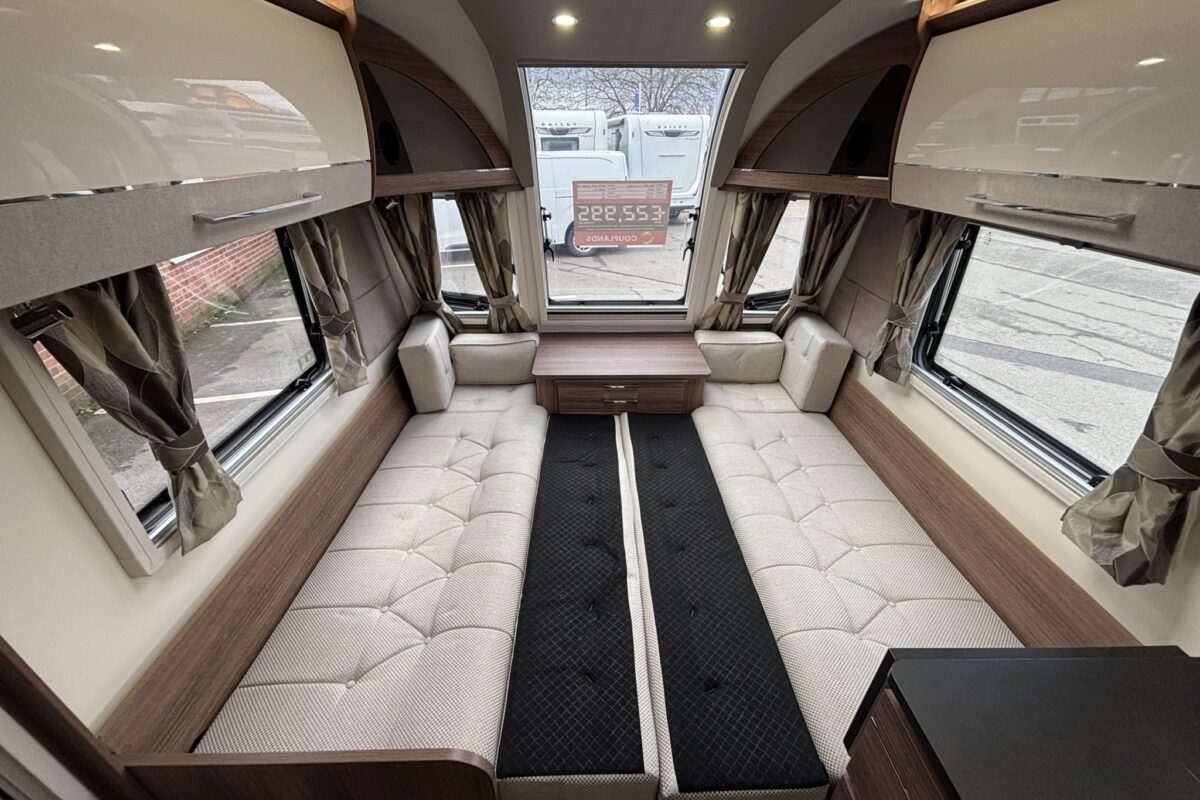2021 Bailey Unicorn Pamplona Black Edition FRONT BED MAKE UP