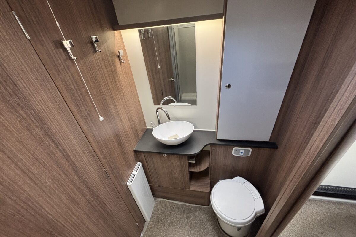 2021 Bailey Unicorn Pamplona Black Edition WASHROOM