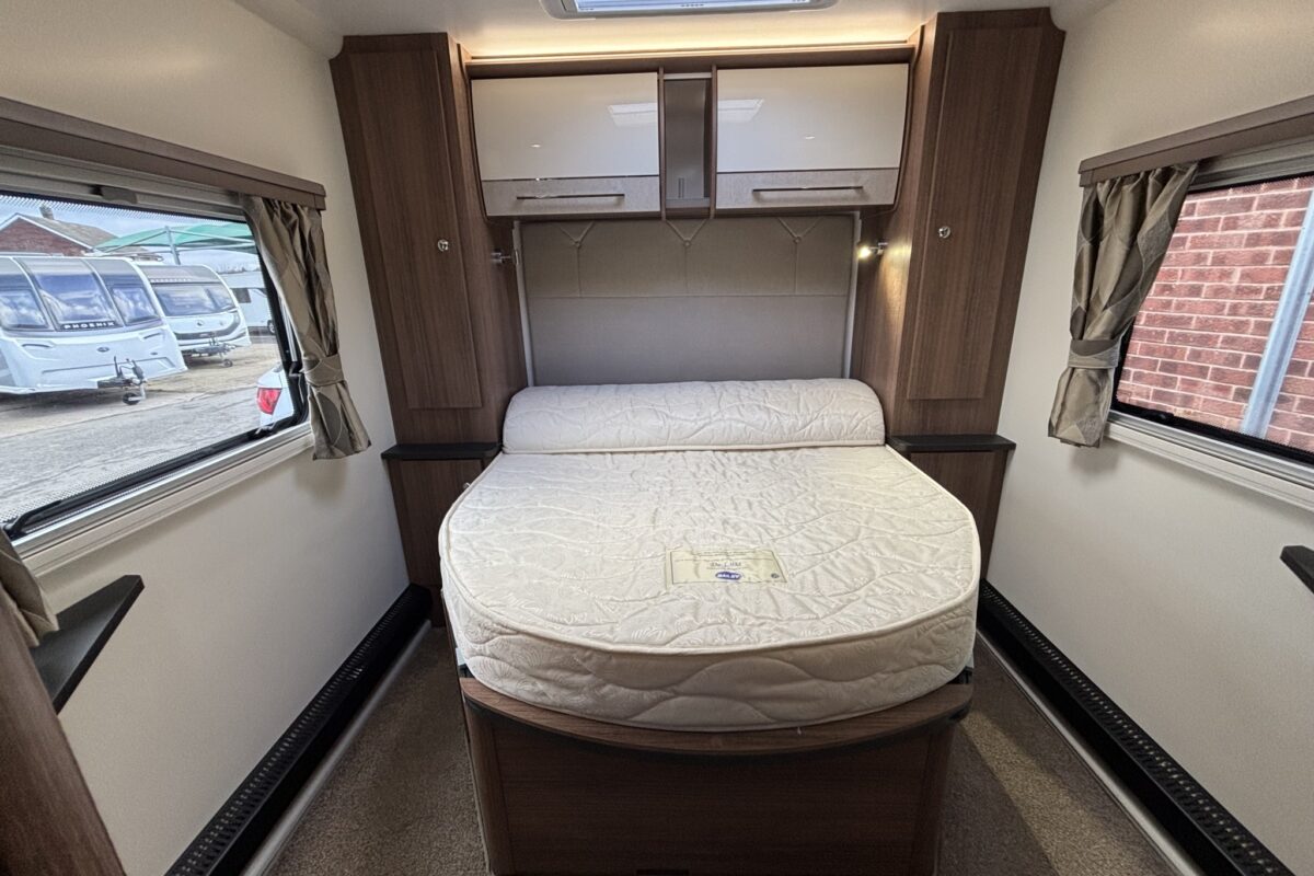 2021 Bailey Unicorn Pamplona Black Edition REAR ISLAND BED