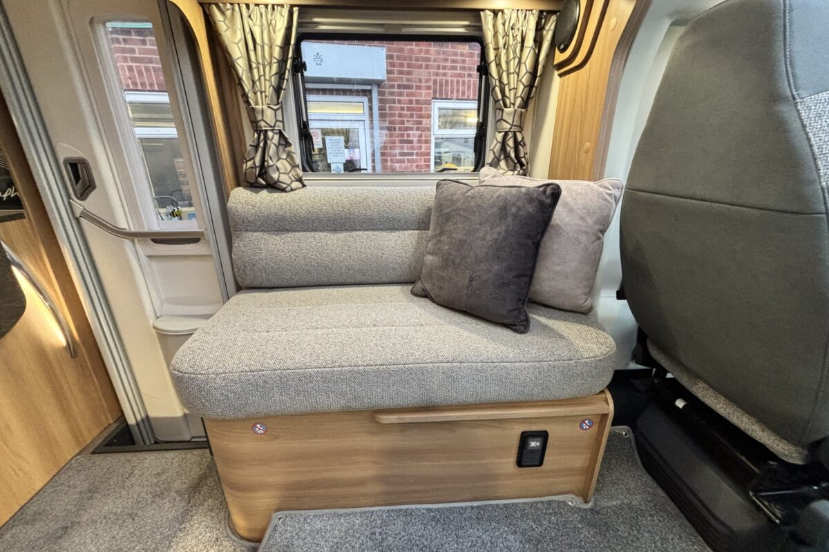 Bailey Autograph 79-4T 2020 NEARSIDE SEATING
