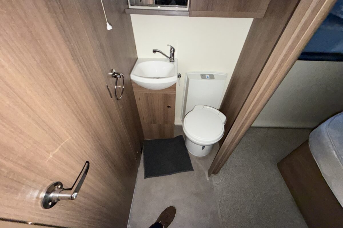 2020 Bailey Phoenix 640 Washroom