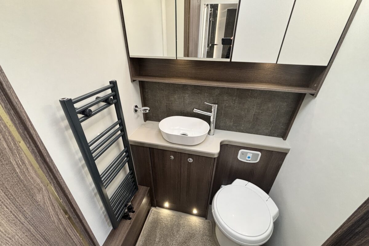 2023 Buccaneer Commodore WASHROOM