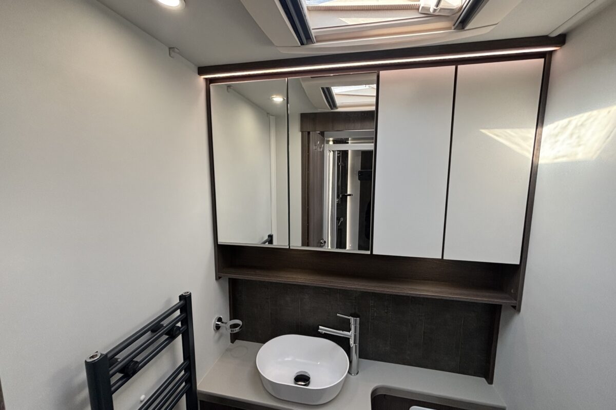 2023 Buccaneer Commodore WASHROOM