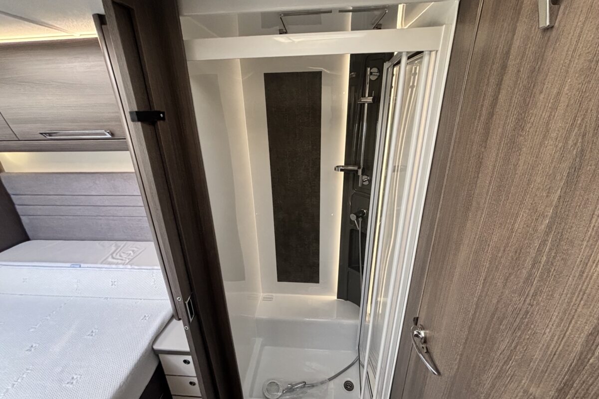 2023 Buccaneer Commodore SHOWER