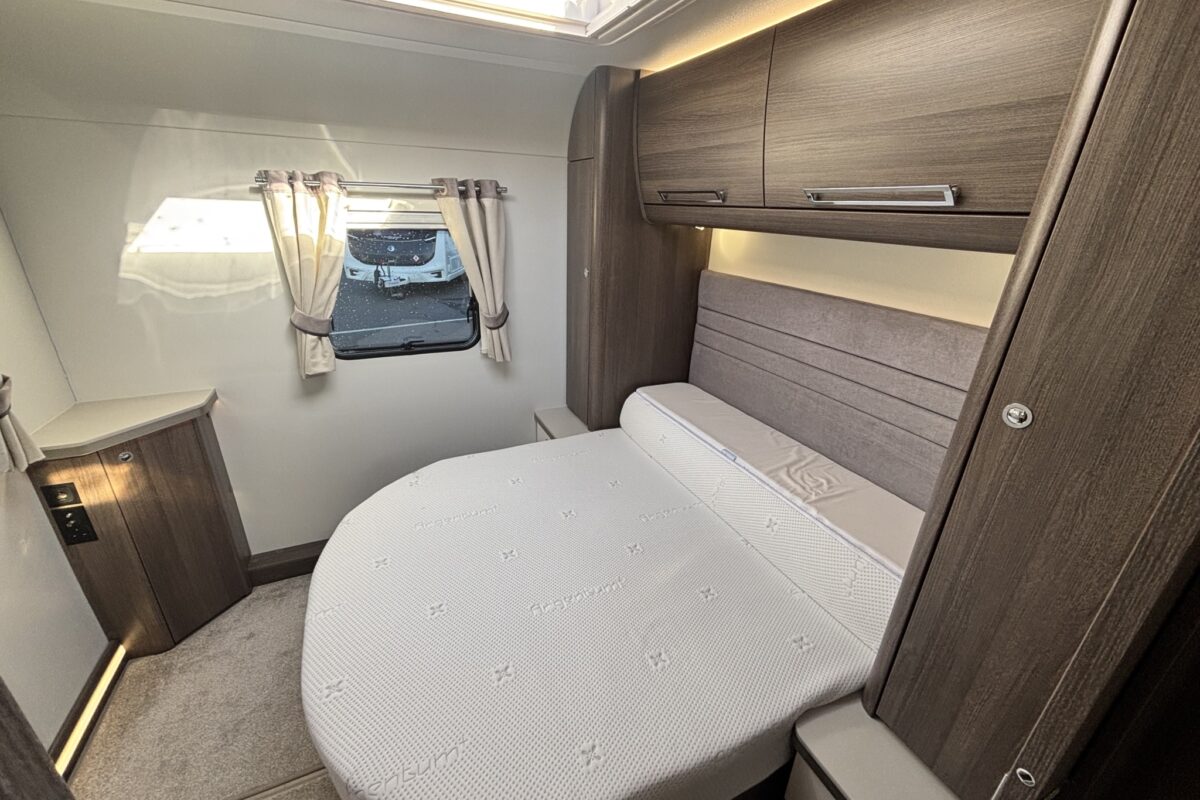 2023 Buccaneer Commodore ISLAND BED