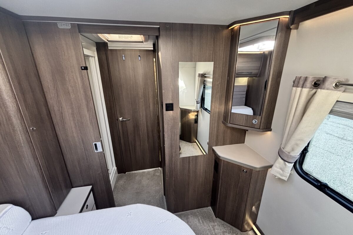 2023 Buccaneer Commodore VANITY AREA