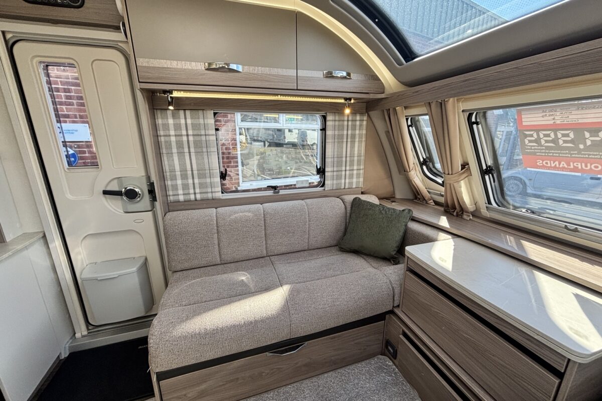 Swift Challenger SE 650 2023 NEARSIDE LOUNGE