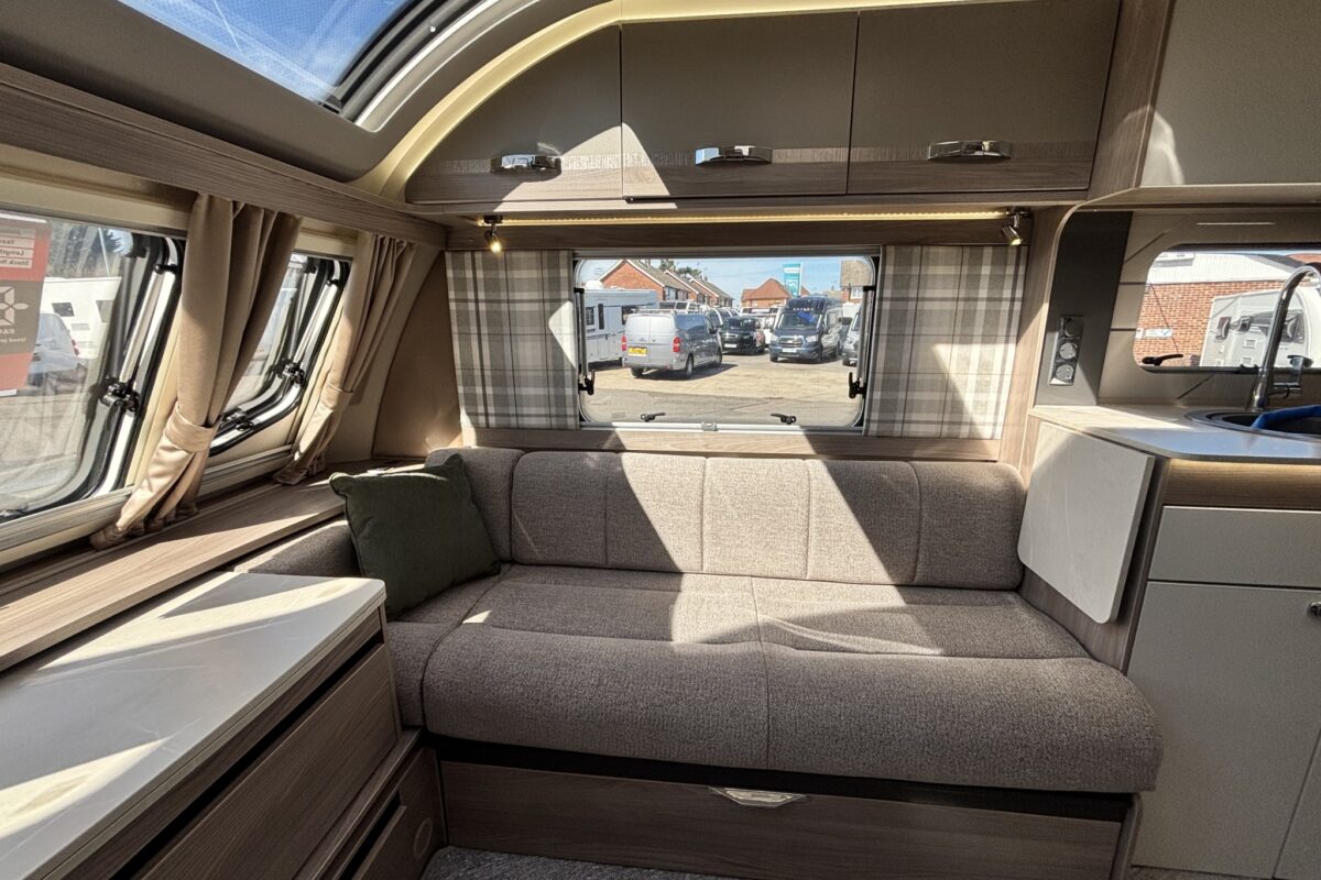 Swift Challenger SE 650 2023 OFFSIDE LOUNGE