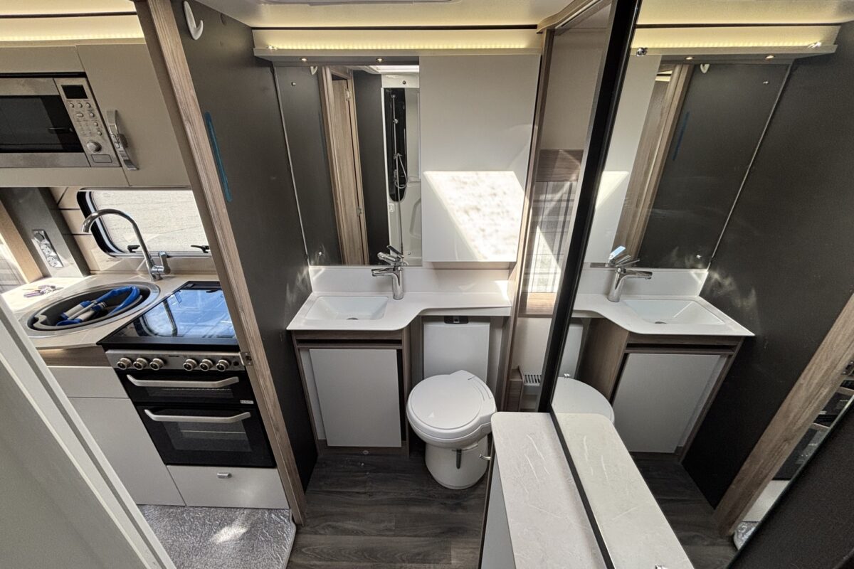 Swift Challenger SE 650 2023 WASHROOM