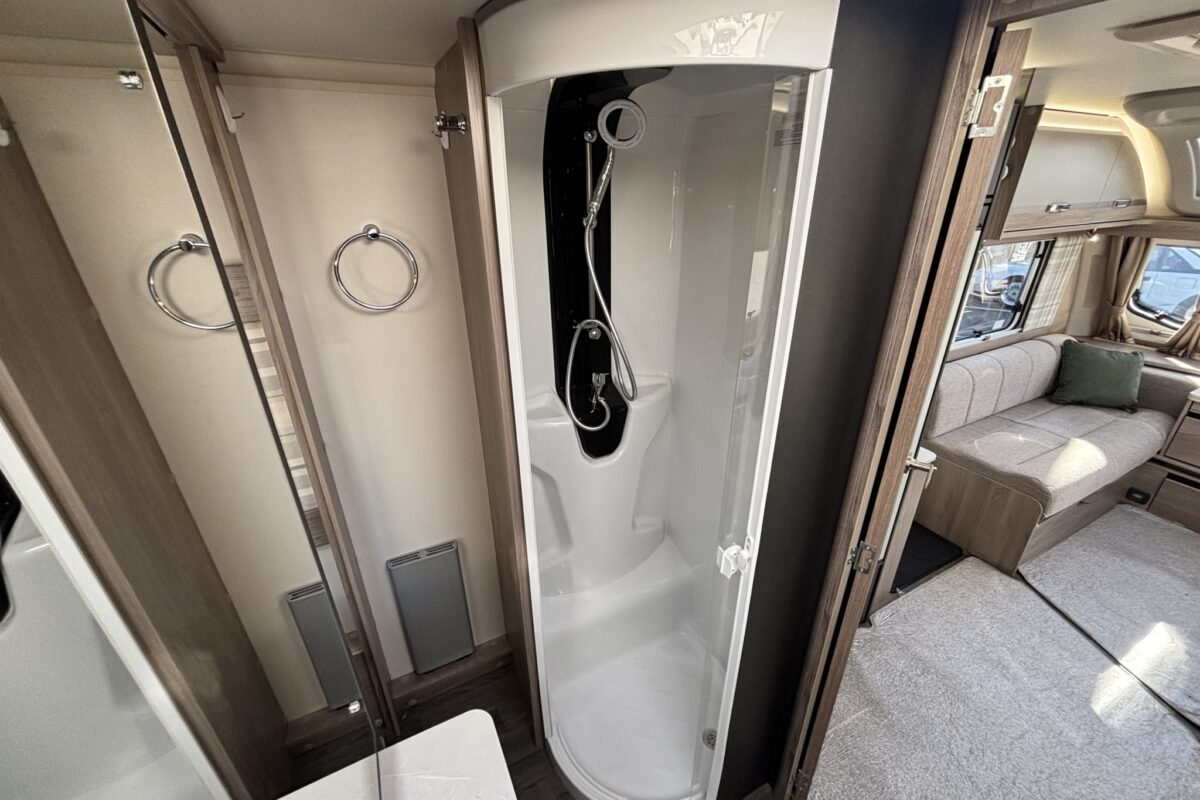Swift Challenger SE 650 2023 SHOWER