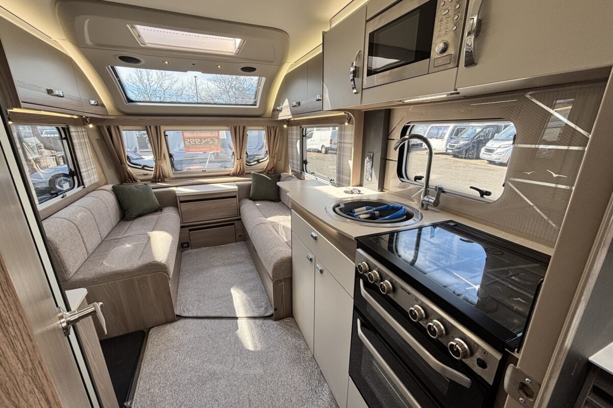 Swift Challenger SE 650 2023 VIEW TO FRONT