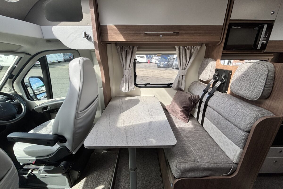 Bailey Alliance Silver Edition 76/4 2020 OFFSIDE LOUNGE