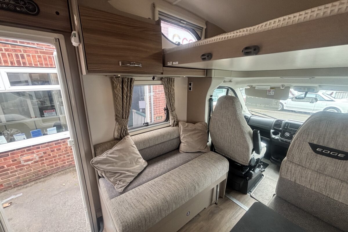 Swift Edge 486 2023 NEARSIDE BENCH SEAT