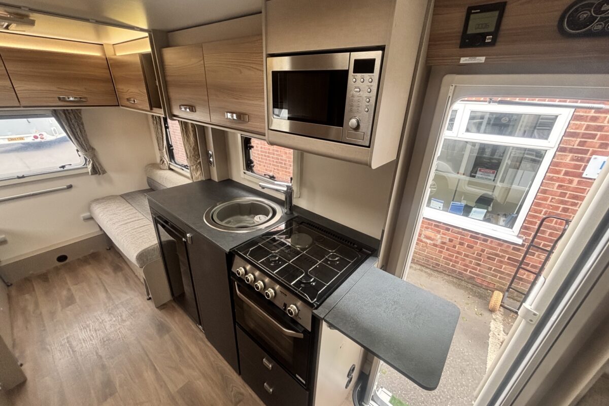 Swift Edge 486 2023 KITCHEN