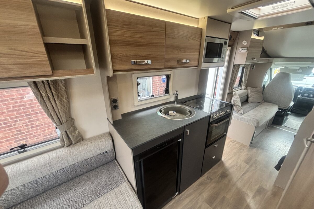 Swift Edge 486 2023 KITCHEN