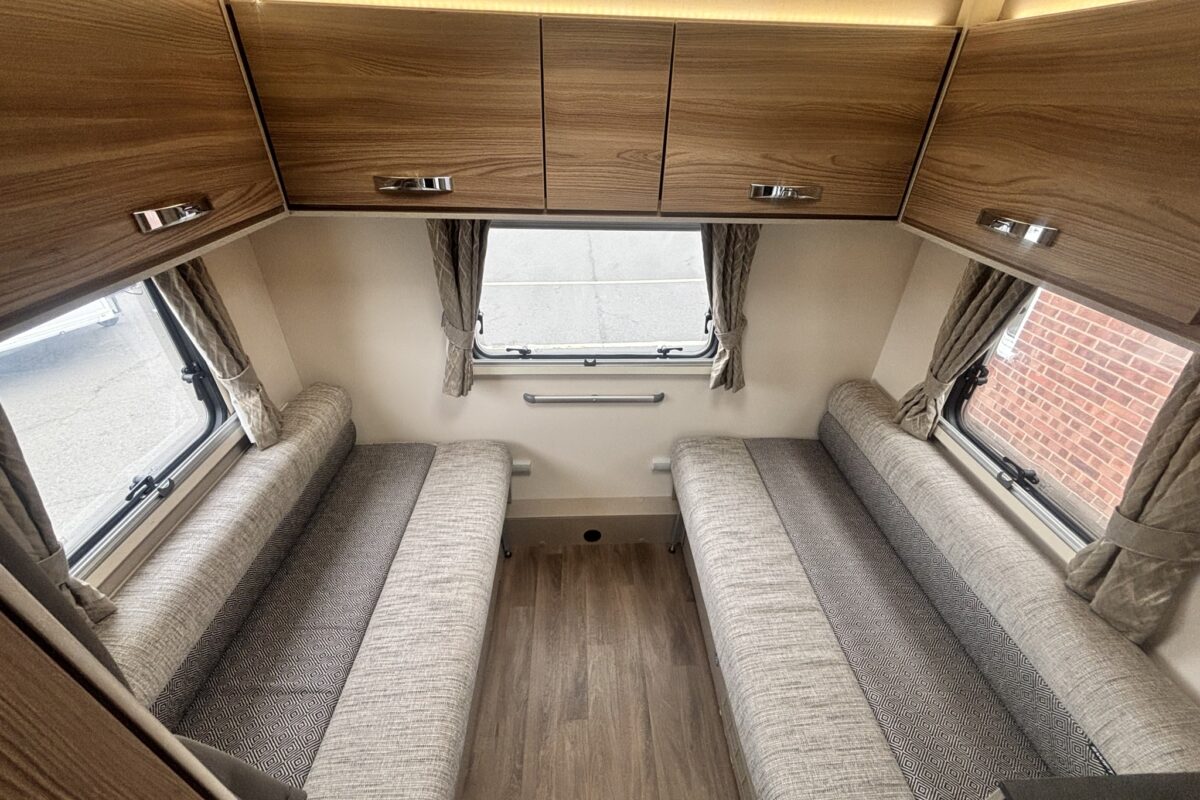 Swift Edge 486 2023 REAR LOUNGE