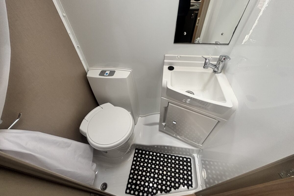 Swift Edge 486 2023 WASHROOM/SHOWER