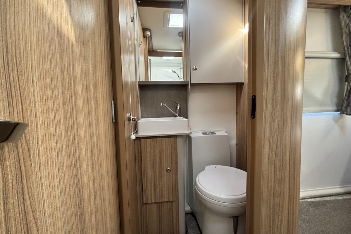 Bailey Phoenix GT75 640 2024 WASHROOM