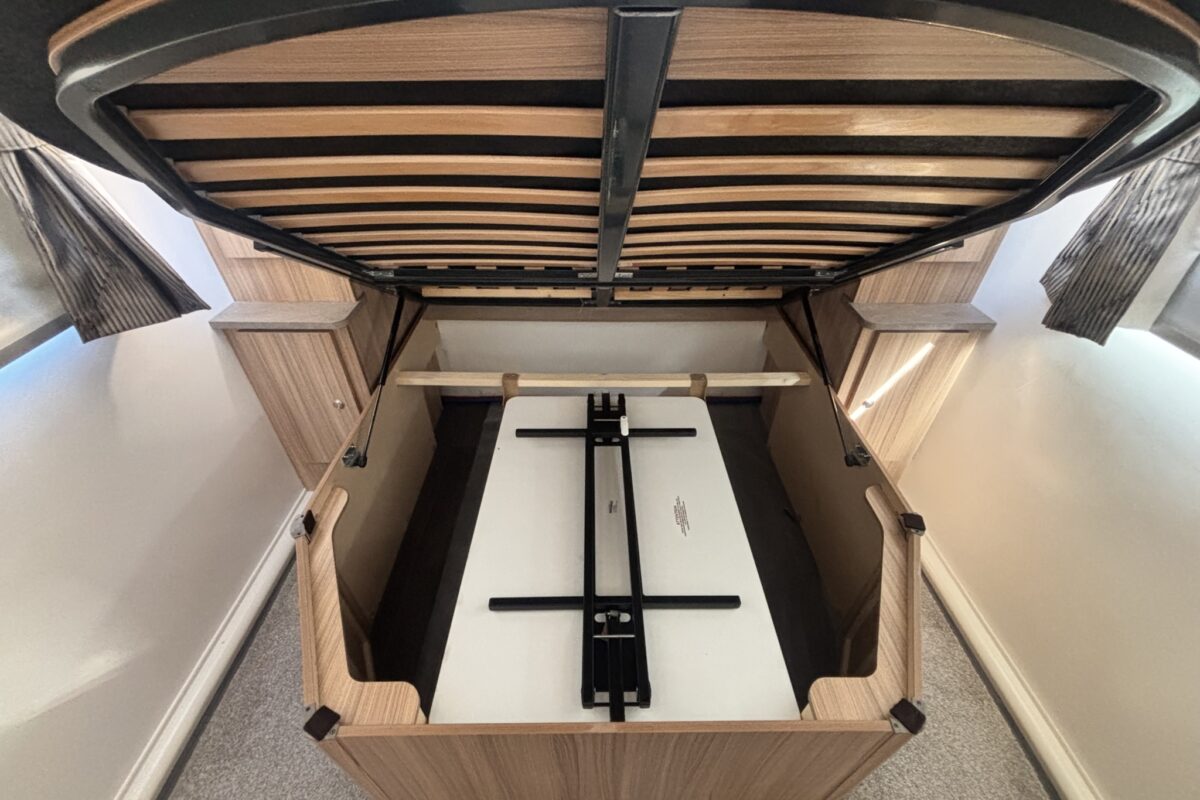 Bailey Phoenix GT75 640 2024 FREE STANDING TABLE