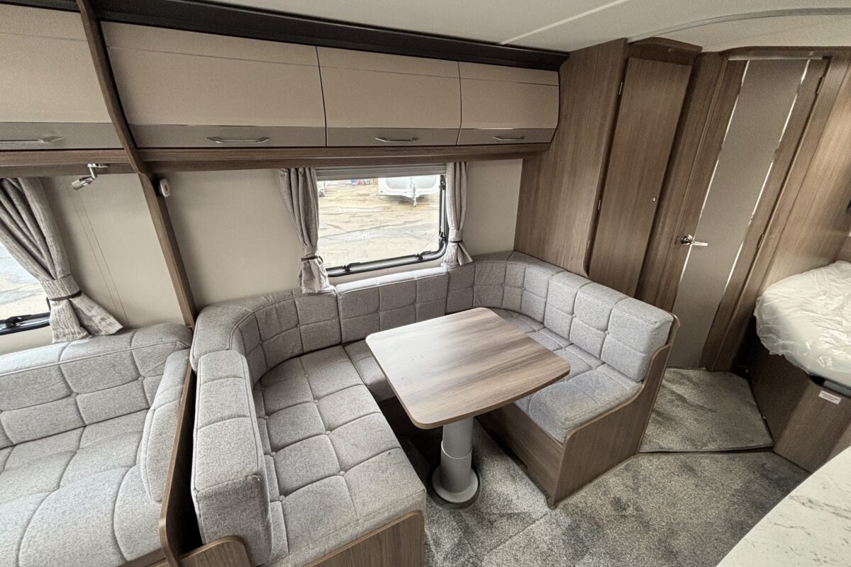 Coachman Acadia Xtra 660 2024 dinette