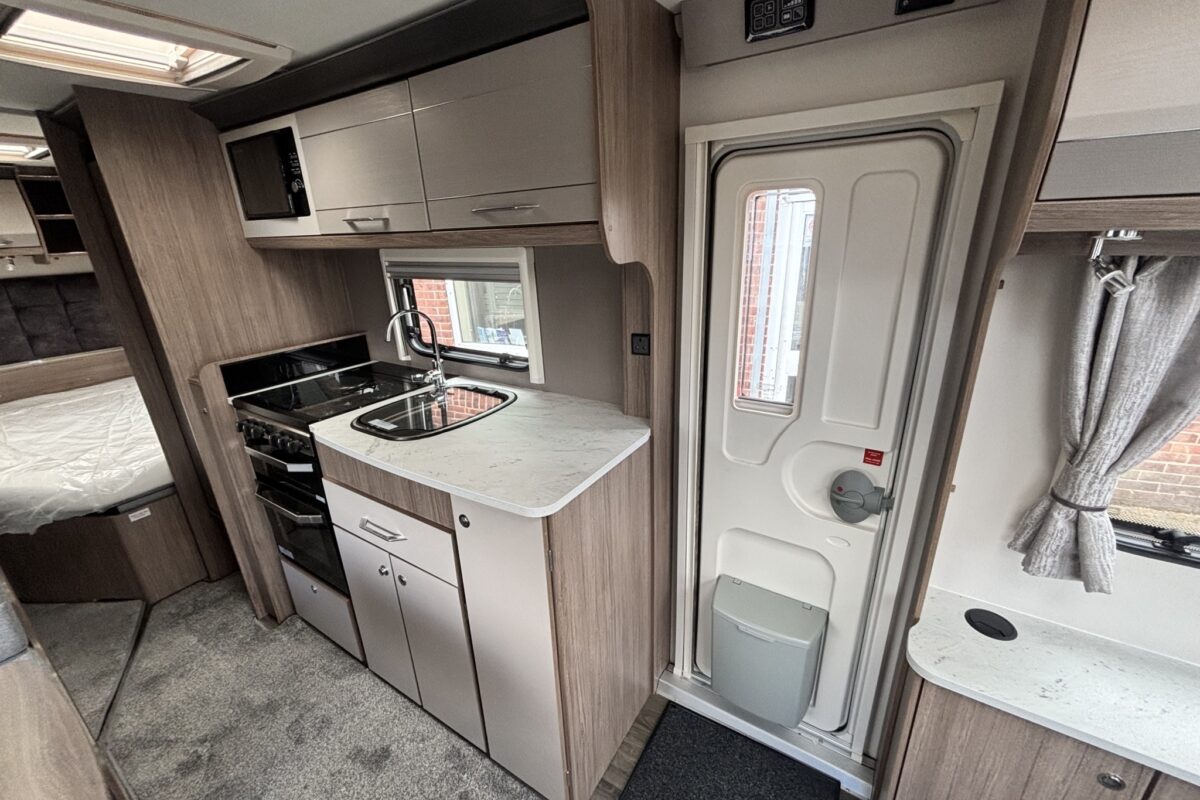 Coachman Acadia Xtra 660 2024 kitchen