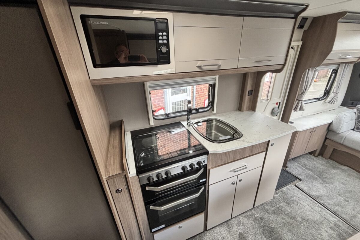 Coachman Acadia Xtra 660 2024 kitchen